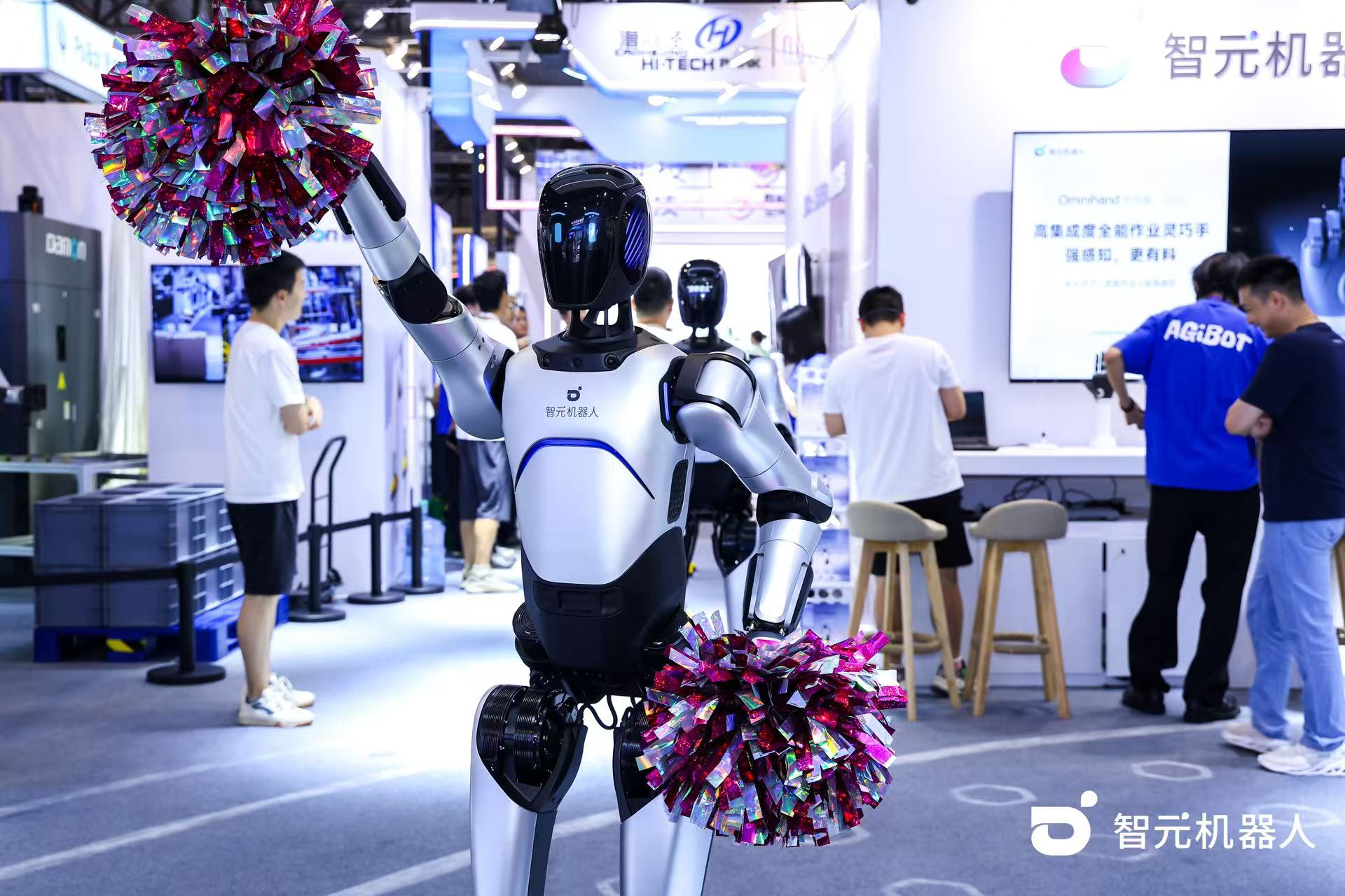 BB贝博艾弗森机器人 WAIC 首日展台火爆，机器人家族集体打工忙不停